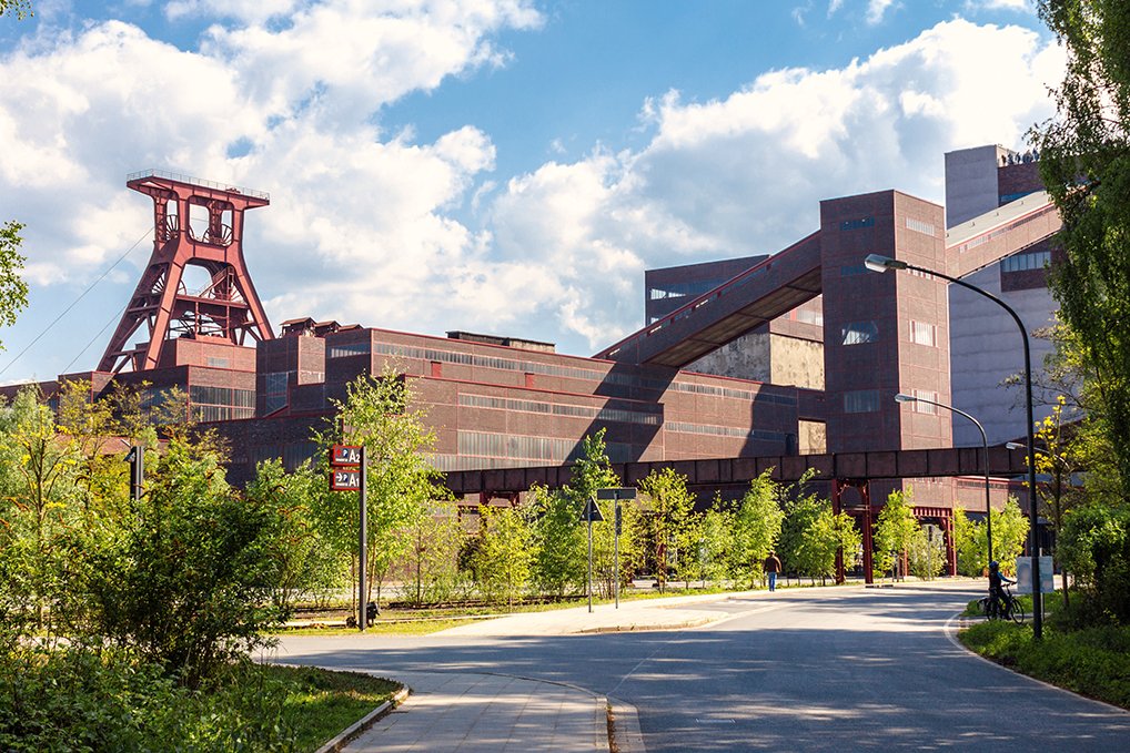 Das Wahrzeichen der Region, das UNESCO Welterbe Essener Zeche Zollverein, ist Schauplatz publikumswirksamer Veranstaltungen und ambitionierter Kunstprojekte.