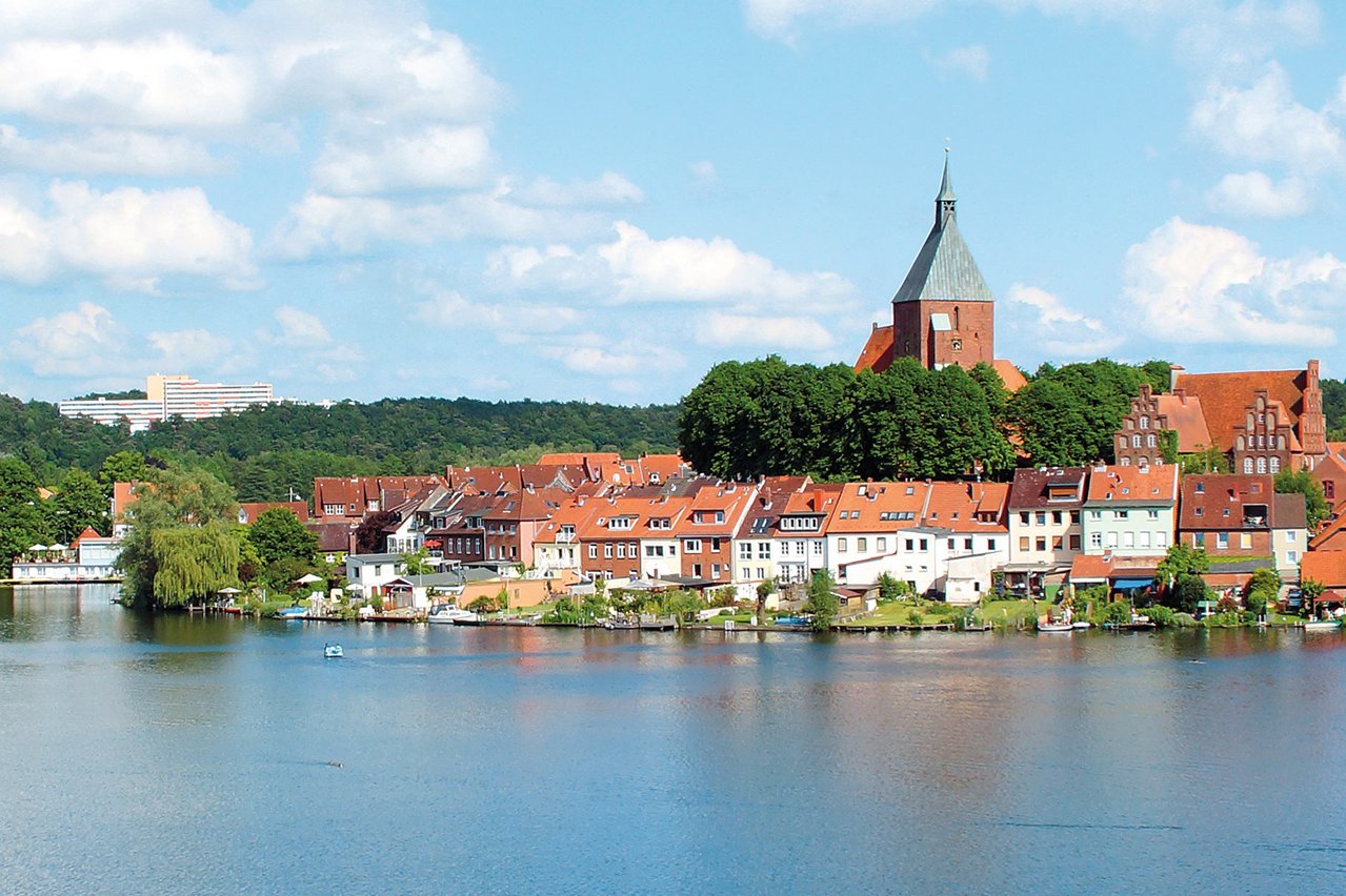 Inmitten der Lauenburgischen Seenplatte liegt das Augustinum Mölln auf einem Hügel oberhalb der Stadt.