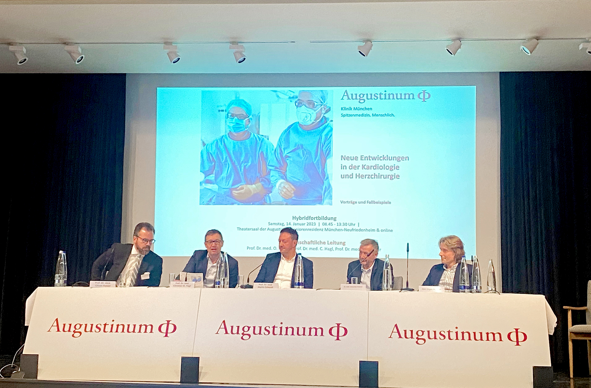 Hochkarätige Experten aus der Kardiologie auf dem Podium beim kardiologischen Symposium der Augustinum Klinik München