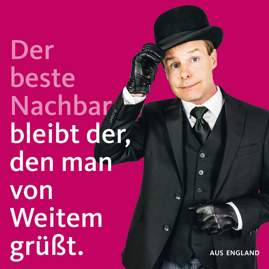 Ein typischer Engländer mit Zylinder und Lederhandschuhen; Schrift im Bild: ...bleibt der, den man von Weitem grüßt.