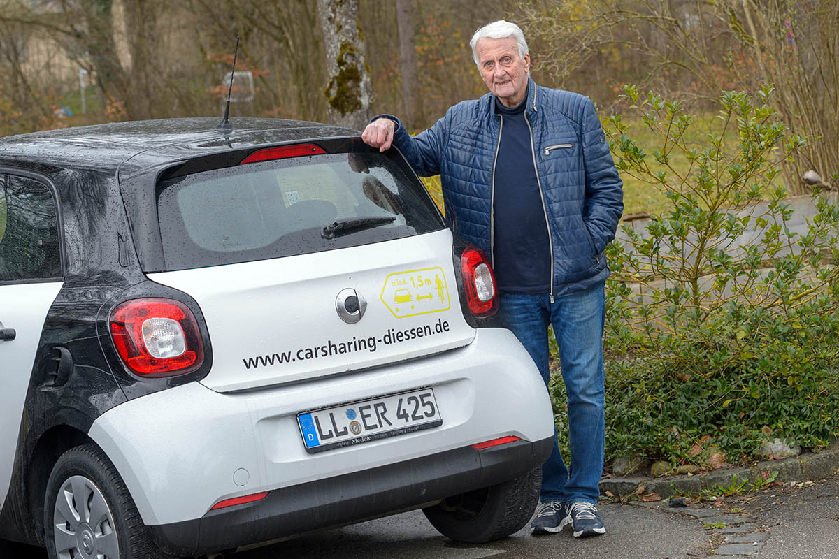 Erst Roeckl lehnt an einem Carsharing-Auto