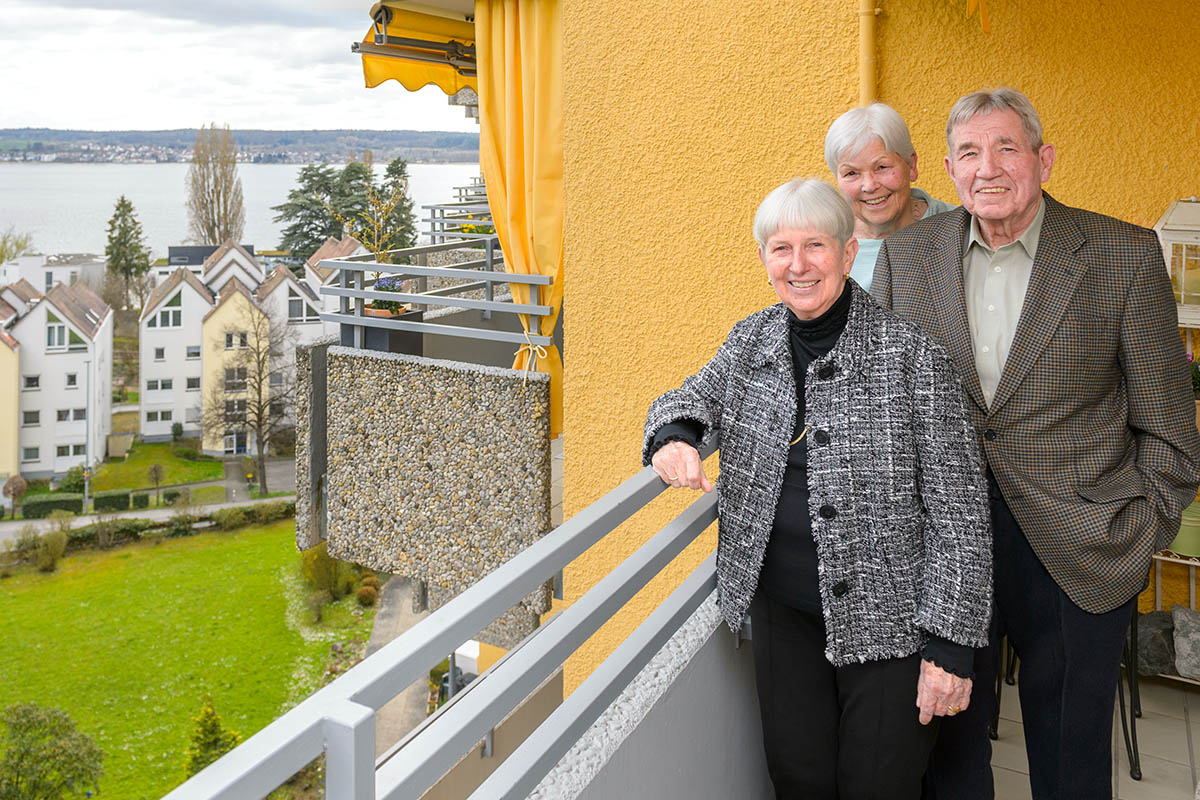 Drei Senior*innen auf dem Balkon des Augustinum Überlingen