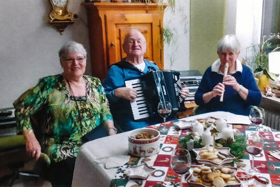 Drei Senioren mit Instrumenten am Kaffeetisch