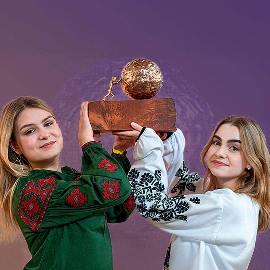 zwei ukrainische Mädchen halten den Kinderrechtspreis 2023 gemeinsam in die Höhe