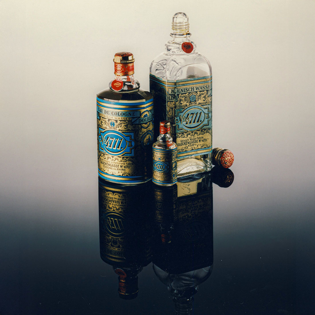 historisches Werbefoto von zwei Flaschen Kölnisch Wasser