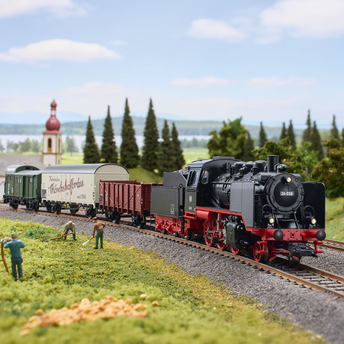 Märklin-Modelleisenbahn in einer idyllischen Landschaft