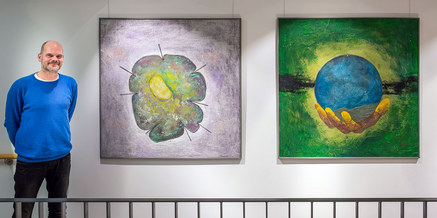 der Künstler Henning Diers vor zwei seiner Bilder im Augustinum Meersburg