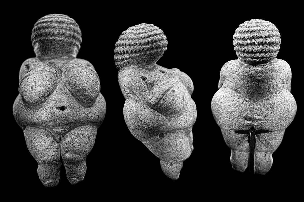 Skulptur der Venus von Willendorf in drei verschiedenen Perspektiven