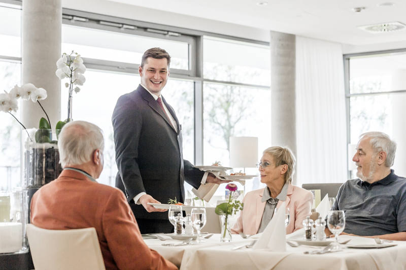 Unsere Mitarbeiter und Mitarbeiterinnen im Service sind auch persönliche Ansprechpartner und wissen um die Vorlieben der Bewohner*innen. Unsere Mitarbeiter und Mitarbeiterinnen im Service sind auch persönliche Ansprechpartner und wissen um die Vorlieben der Bewohner*innen.
