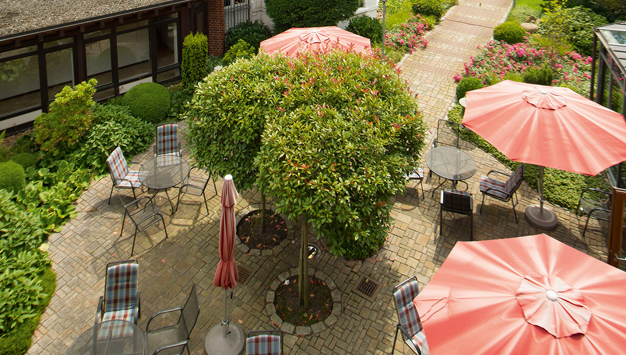 Der Außenbereich des Cafés lädt ein zum entspannten Zusammensitzen. Der Außenbereich des Cafés lädt ein zum entspannten Zusammensitzen.