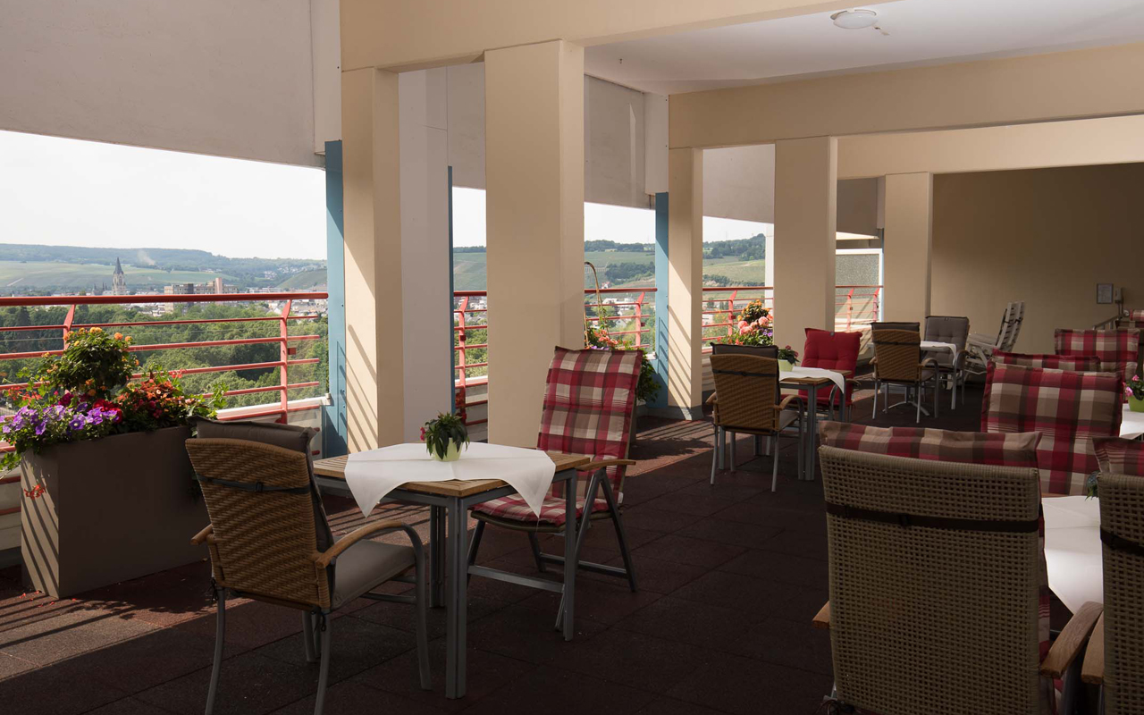 Im Panorama-Café auf der Dachterrasse des Augustinum Bad Neuenahr genießen Sie einen herrlichen Blick ins Ahrtal mit seinen Weinbergen. Im Panorama-Café auf der Dachterrasse des Augustinum Bad Neuenahr genießen Sie einen herrlichen Blick ins Ahrtal mit seinen Weinbergen.