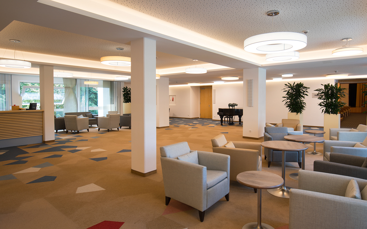Setzen Sie sich mit anderen Bewohnern oder mit Besuchern ganz zwanglos im einladenden, offenen Foyer zusammen. Setzen Sie sich mit anderen Bewohnern oder mit Besuchern ganz zwanglos im einladenden, offenen Foyer zusammen.