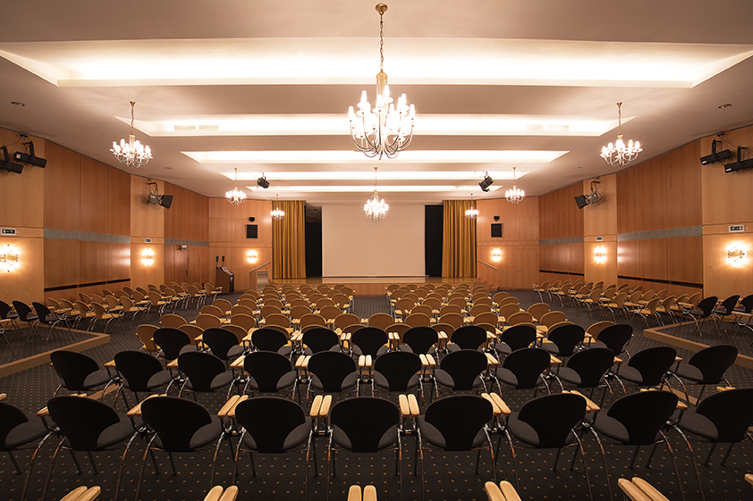Im Theatersaal finden viele Veranstaltungen statt, die auch von Gästen aus der Nachbarschaft des Augustinum sehr gern besucht werden. Im Theatersaal finden viele Veranstaltungen statt, die auch von Gästen aus der Nachbarschaft des Augustinum sehr gern besucht werden.