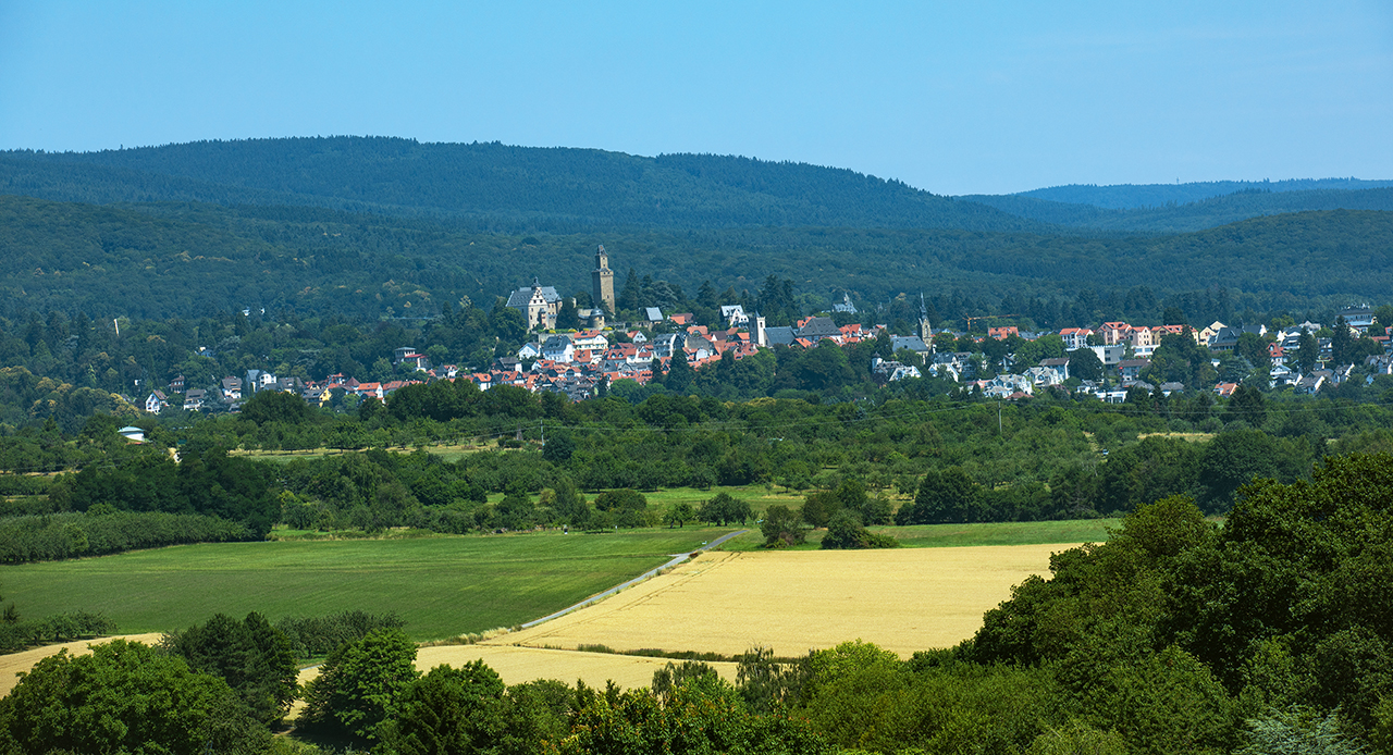 Auf der einen Seite schweift der Blick vom Augustinum Bad Soden über die grünen Höhen des Taunus. Auf der einen Seite schweift der Blick vom Augustinum Bad Soden über die grünen Höhen des Taunus.