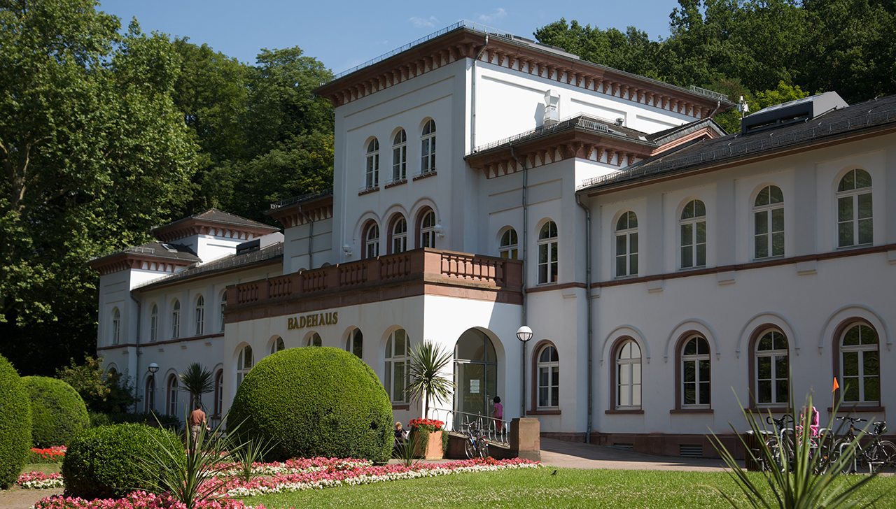 Das Badehaus im Alten Kurpark. Einige Heilquellen sind noch in Betrieb. Das Badehaus im Alten Kurpark. Einige Heilquellen sind noch in Betrieb.