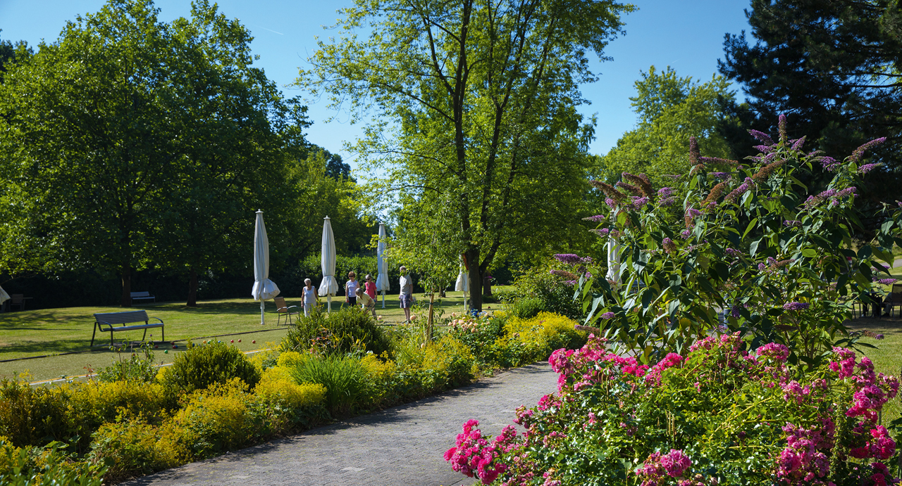 Die Gartenanlage des Augustinum Bad Soden lädt zu Spaziergängen ein. Oder einfach nur zum Verweilen, zum Bocciaspielen, Freiluftschach oder auch zum Tanzen. Die Gartenanlage des Augustinum Bad Soden lädt zu Spaziergängen ein. Oder einfach nur zum Verweilen, zum Bocciaspielen, Freiluftschach oder auch zum Tanzen.