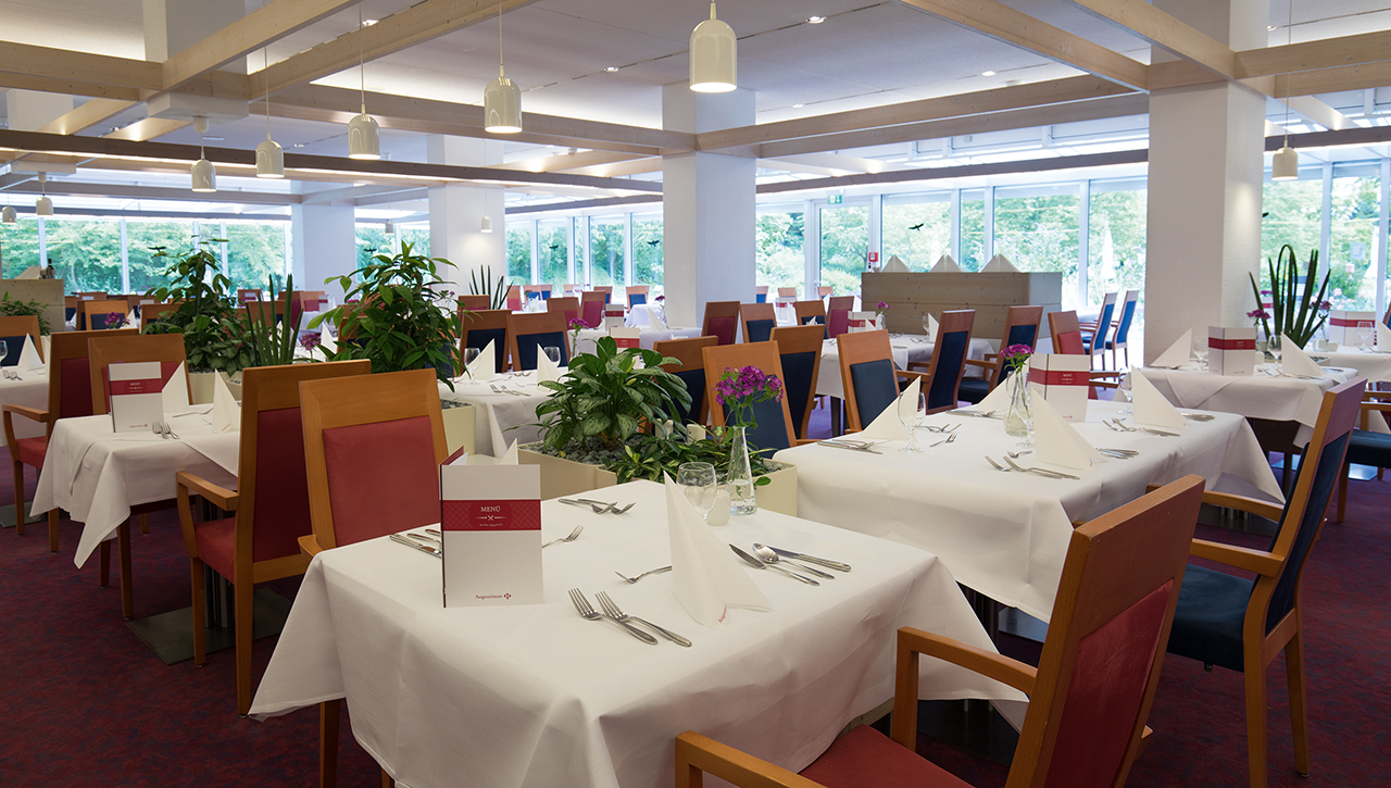 Das Restaurant ist zentraler Treffpunkt für die Bewohner. Hier werden täglich mehrere Mittagsmenüs zur Auswahl angeboten. Das Restaurant ist zentraler Treffpunkt für die Bewohner. Hier werden täglich mehrere Mittagsmenüs zur Auswahl angeboten.