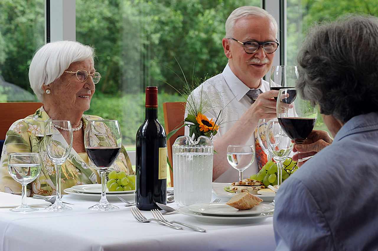 Zum gastronomischen Angebot des Augustinum Bonn gehören auch Catering und Service für private Feiern inklusive passender Räume. Zum gastronomischen Angebot des Augustinum Bonn gehören auch Catering und Service für private Feiern inklusive passender Räume.