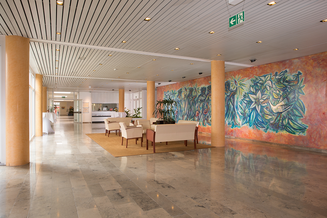 Setzen Sie sich mit anderen Bewohnern oder mit Ihren Besuchern ganz zwanglos im einladenden Foyer zusammen. Setzen Sie sich mit anderen Bewohnern oder mit Ihren Besuchern ganz zwanglos im einladenden Foyer zusammen.