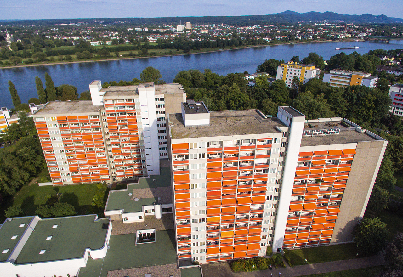 Direkt am Rhein liegt das Augustinum auf dem Gelände eines ehemaligen Römercastells am nördlichen Rand der Bonner Innenstadt. Direkt am Rhein liegt das Augustinum auf dem Gelände eines ehemaligen Römercastells am nördlichen Rand der Bonner Innenstadt.