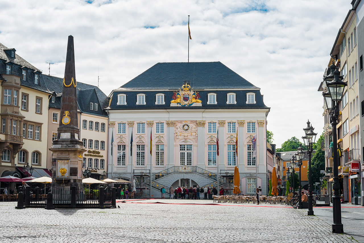Das Stadtzentrum mit seinen Plätzen, schmalen Gassen und Straßen voller Läden, Cafés und Restaurants erreichen Sie mit einem kurzen Spaziergang. Das Stadtzentrum mit seinen Plätzen, schmalen Gassen und Straßen voller Läden, Cafés und Restaurants erreichen Sie mit einem kurzen Spaziergang.