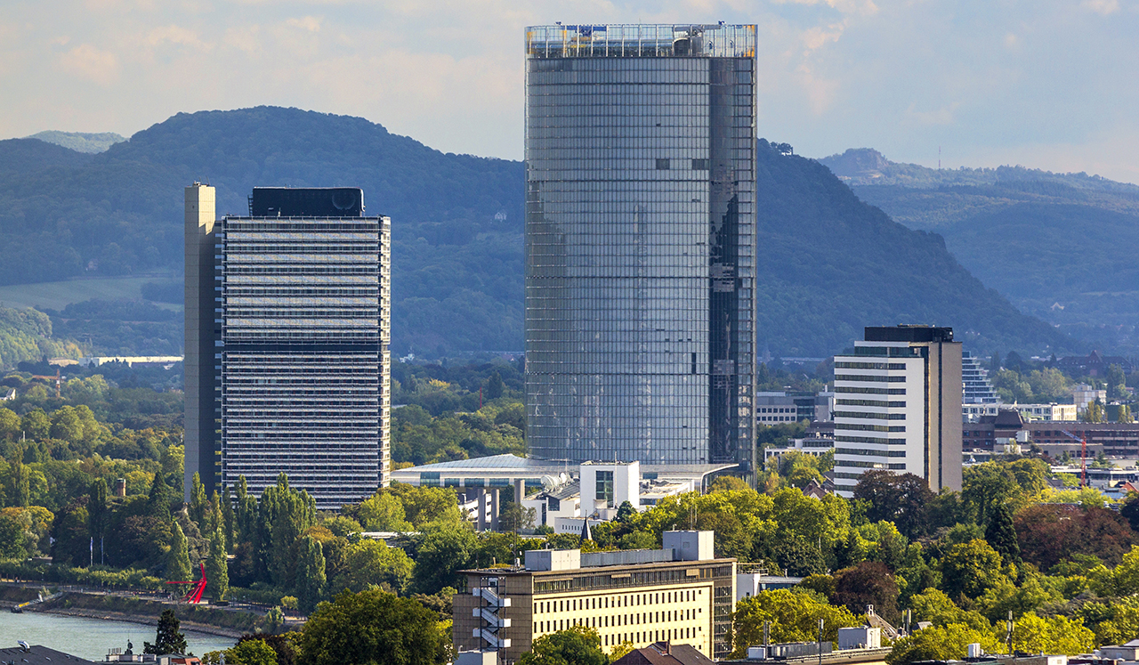 Der Post-Tower und der „Lange Eugen“, das ehemalige Abgeordnetenhochhaus des Deutschen Bundestages, sind Landmarken des modernen Bonn. Der Post-Tower und der „Lange Eugen“, das ehemalige Abgeordnetenhochhaus des Deutschen Bundestages, sind Landmarken des modernen Bonn.