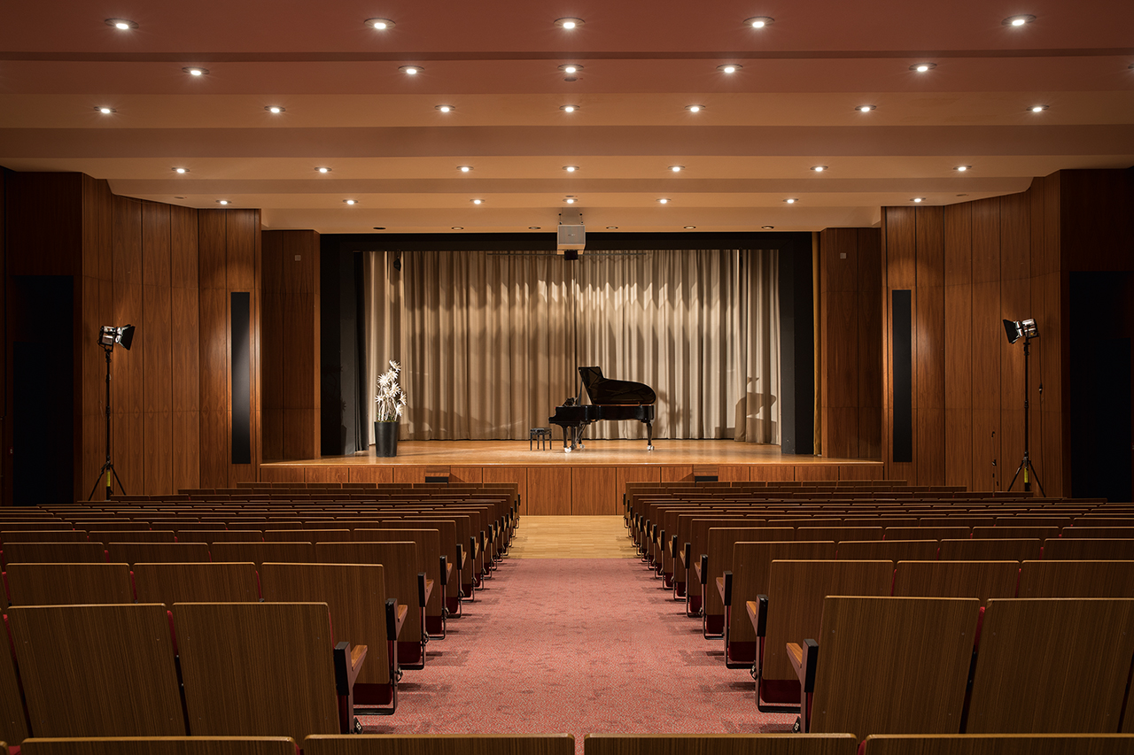 Ein großer Teil der Veranstaltungen im Theatersaal des Augustinum Bonn ist öffentlich und wird von vielen Nachbarn aus dem Stadtviertel gern besucht. Ein großer Teil der Veranstaltungen im Theatersaal des Augustinum Bonn ist öffentlich und wird von vielen Nachbarn aus dem Stadtviertel gern besucht.