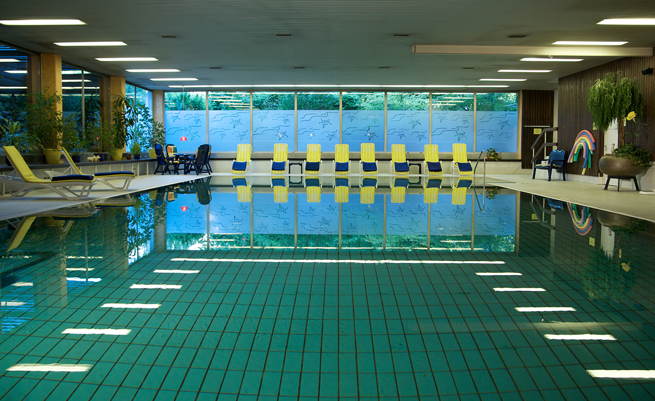 Mit Schwimmbad, Sauna und Gymnastikräumen im Haus fällt es leicht, auch körperlich fit zu bleiben. Mit Schwimmbad, Sauna und Gymnastikräumen im Haus fällt es leicht, auch körperlich fit zu bleiben.