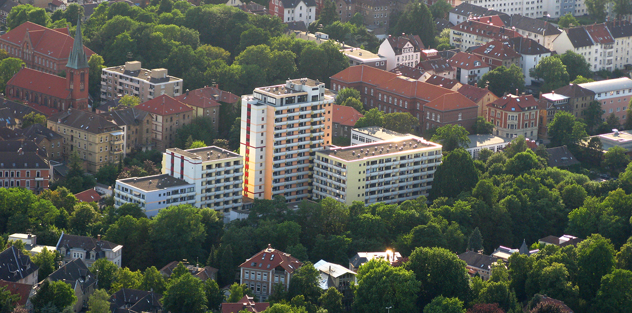 Am Rand des Braunschweiger Stadtkerns liegt das Augustinum direkt am bewaldeten Okerring. Am Rand des Braunschweiger Stadtkerns liegt das Augustinum direkt am bewaldeten Okerring.
