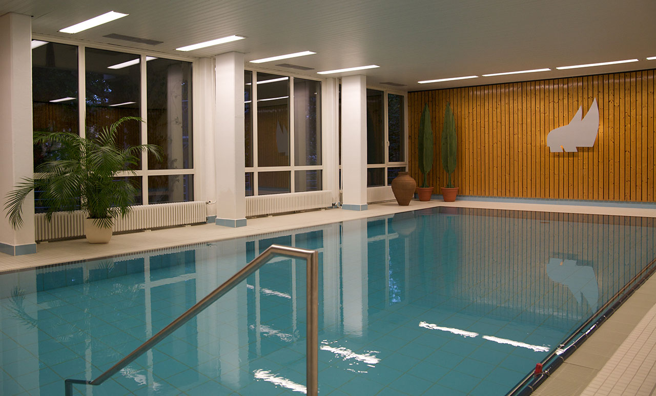 Im hauseigenen Schwimmbad können Sie Ihre Bahnen drehen oder sich mit Aquafit-Gymnastik in Form halten. Im hauseigenen Schwimmbad können Sie Ihre Bahnen drehen oder sich mit Aquafit-Gymnastik in Form halten.