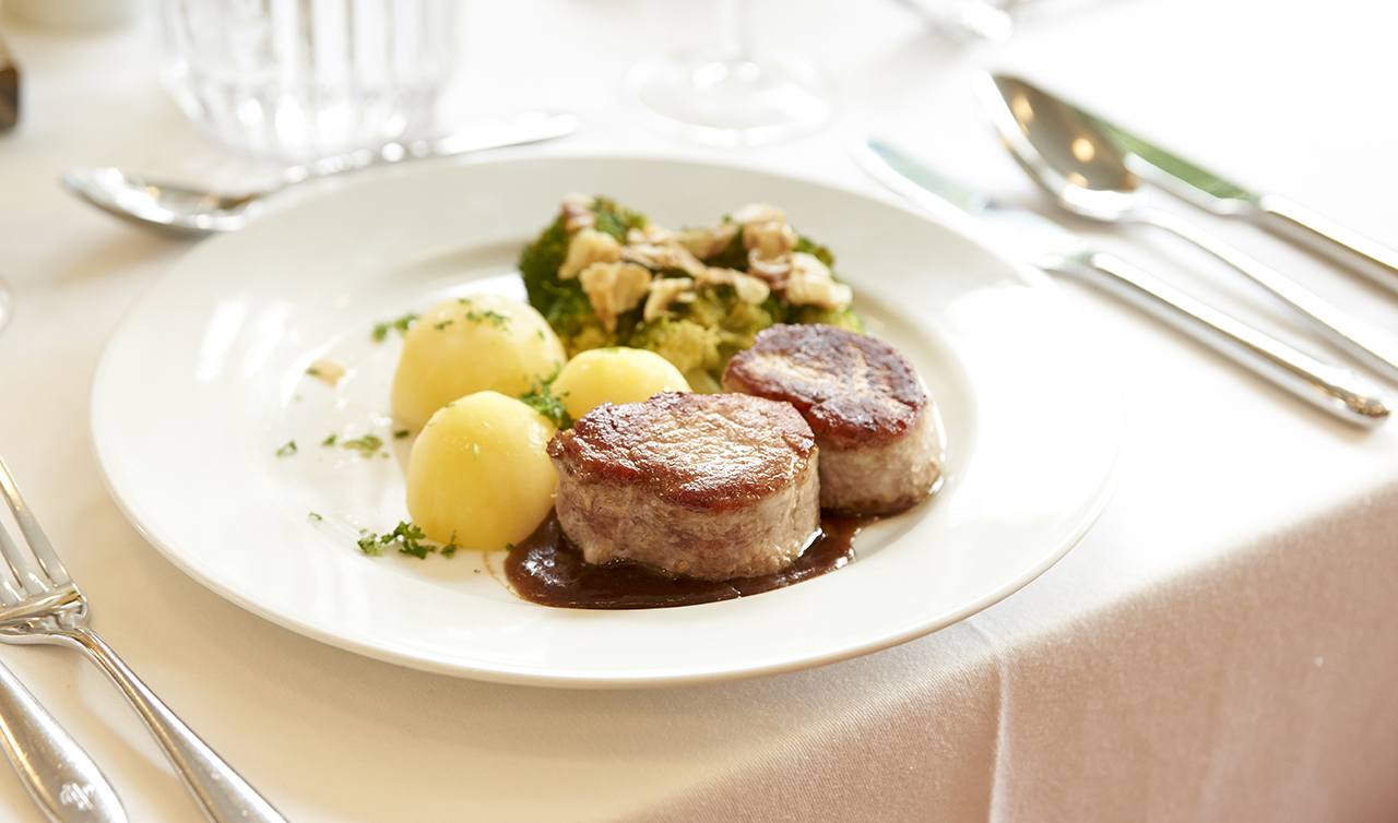 Im Augustinum Detmold wird täglich frisch mit hochwertigen Zutaten gekocht. Im Augustinum Detmold wird täglich frisch mit hochwertigen Zutaten gekocht.