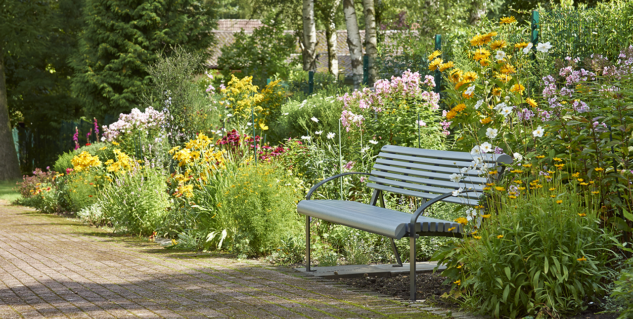 Im weitläufigen Park des Augustinum finden Sie viele Gelegenheiten zum Verweilen und Entspannen. Im weitläufigen Park des Augustinum finden Sie viele Gelegenheiten zum Verweilen und Entspannen.