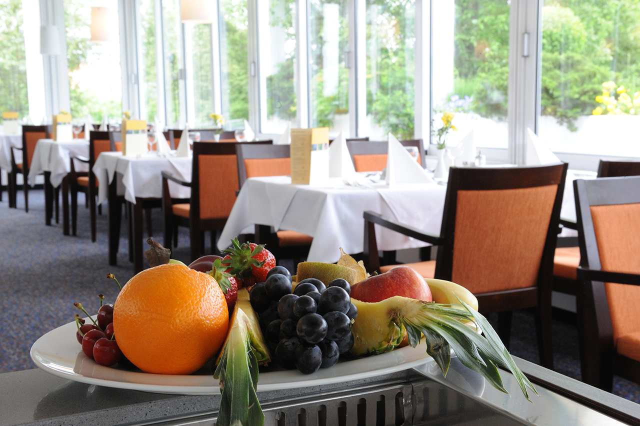 Das Restaurant mit Blick in den Park muss keinen Vergleich mit gehobener Hotelküche scheuen. Das Restaurant mit Blick in den Park muss keinen Vergleich mit gehobener Hotelküche scheuen.