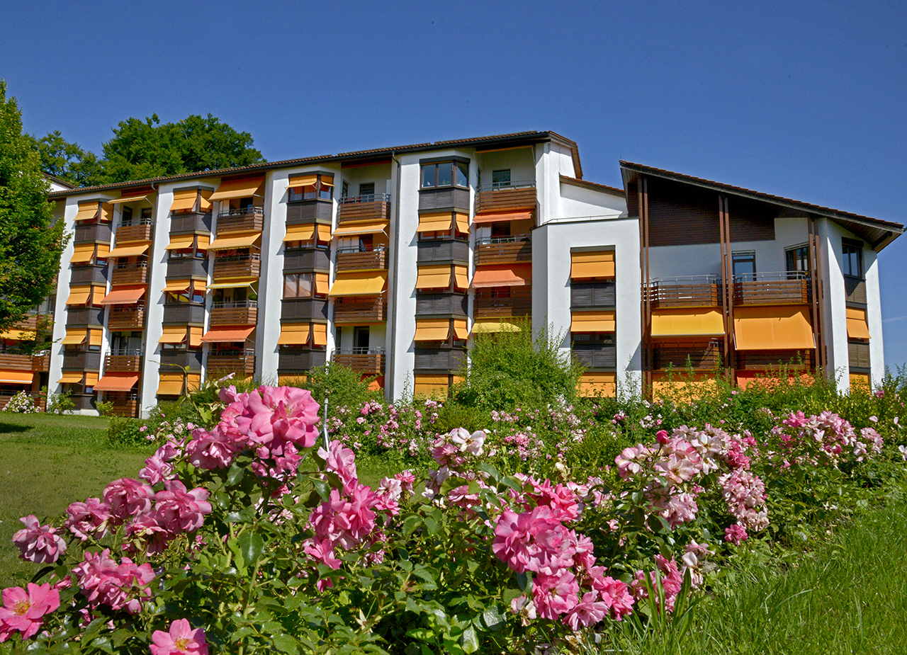Zu jeder Wohnung gehört ein Balkon oder eine Loggia mit Blick ins Grüne. Zu jeder Wohnung gehört ein Balkon oder eine Loggia mit Blick ins Grüne.