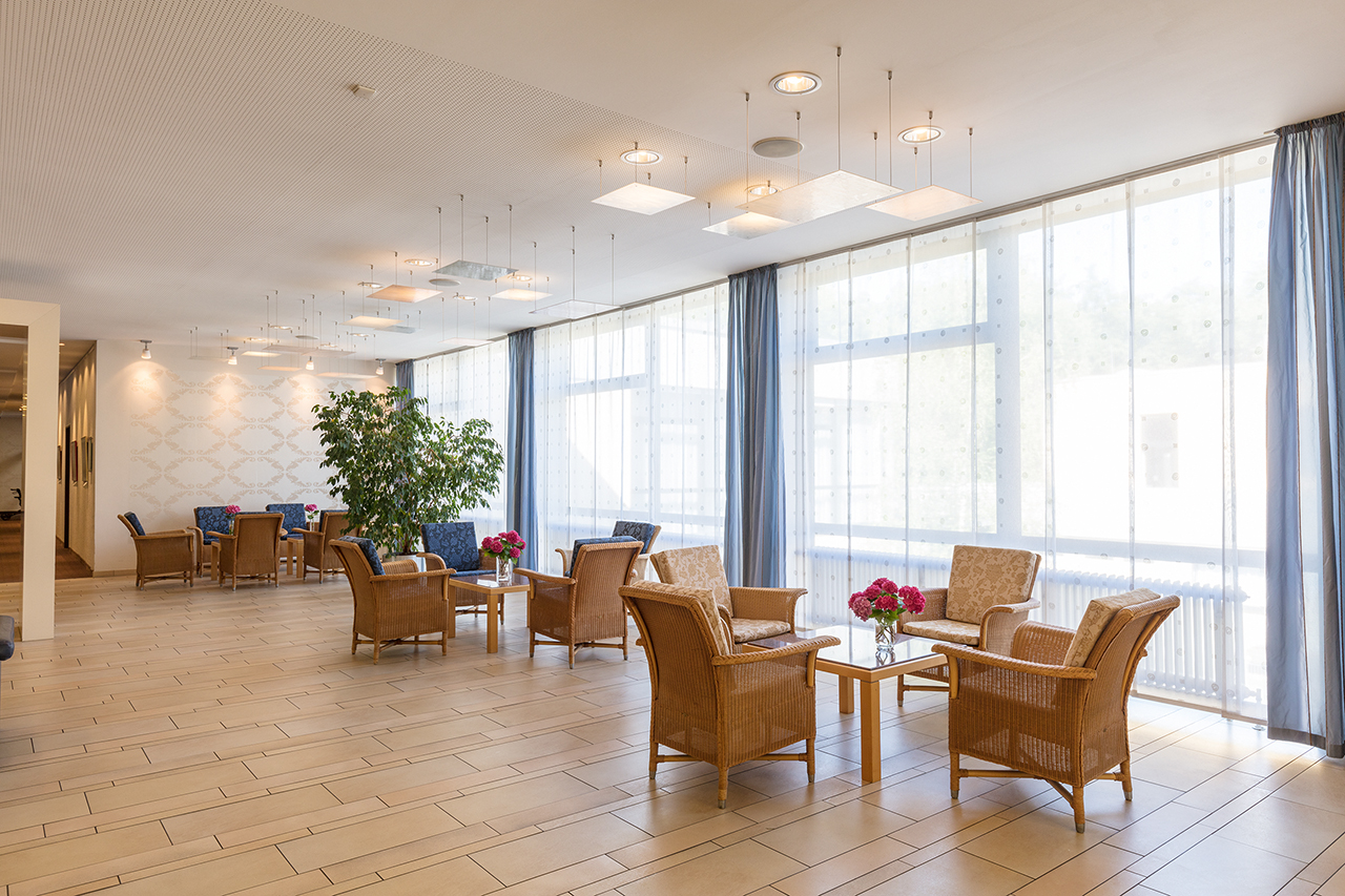 Das helle Foyer mit seinen gemütlichen Sitzecken ist ein beliebter Treffpunkt für Bewohner und Besucher. Das helle Foyer mit seinen gemütlichen Sitzecken ist ein beliebter Treffpunkt für Bewohner und Besucher.