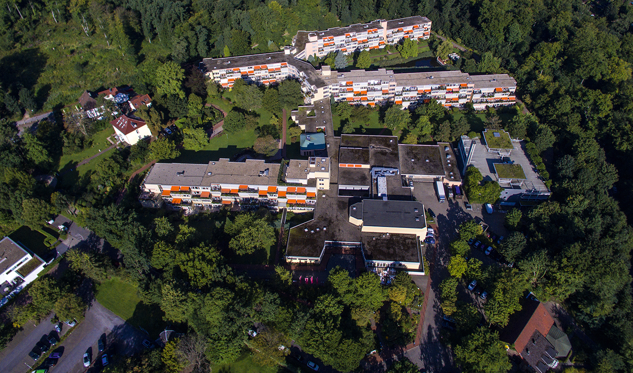 Die Seniorenresidenz Augustinum liegt im grünen Süden Essens oberhalb des Baldeneysees. Die Seniorenresidenz Augustinum liegt im grünen Süden Essens oberhalb des Baldeneysees.