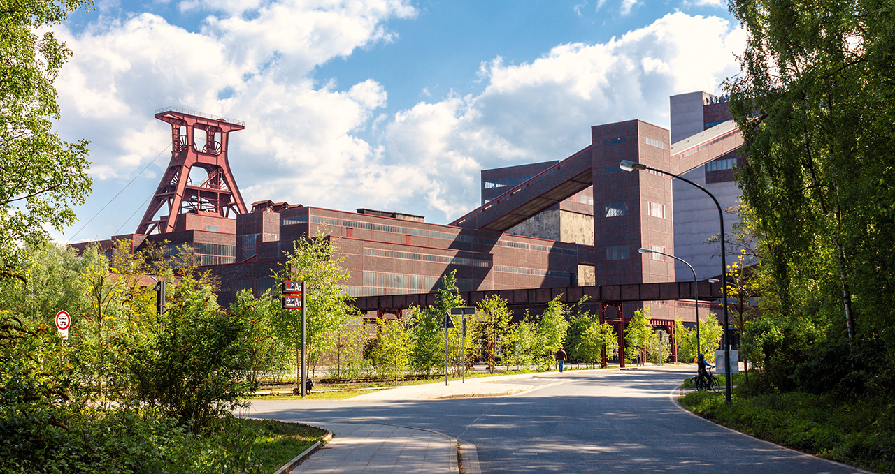Das Wahrzeichen der Region, das UNESCO Welterbe Essener Zeche Zollverein, ist Schauplatz publikumswirksamer Veranstaltungen und ambitionierter Kunstprojekte. Das Wahrzeichen der Region, das UNESCO Welterbe Essener Zeche Zollverein, ist Schauplatz publikumswirksamer Veranstaltungen und ambitionierter Kunstprojekte.