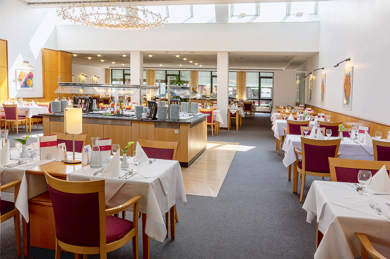 Im Restaurant treffen sich die Bewohner täglich beim Mittagsmenü. Im Restaurant treffen sich die Bewohner täglich beim Mittagsmenü.