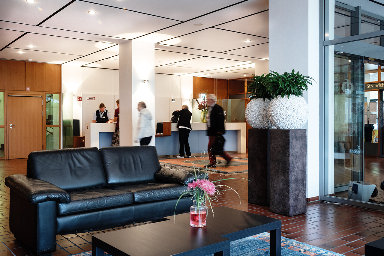 Gemütliche Sitzgruppen im Foyer sind Treffpunkte für Bewohner und Besucher. Gemütliche Sitzgruppen im Foyer sind Treffpunkte für Bewohner und Besucher.
