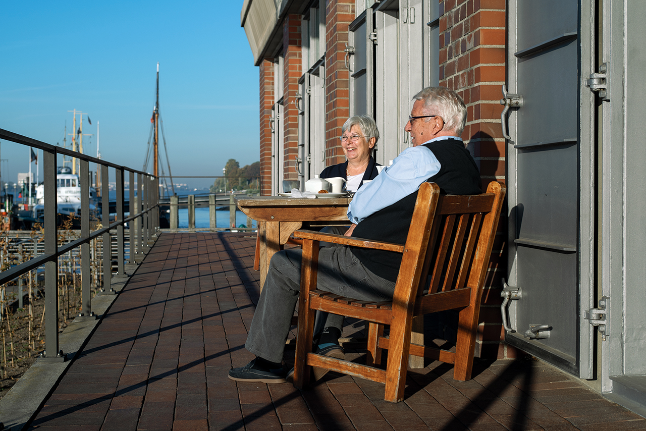 Auch eine schöne Freizeitbeschäftigung: Von der Terrasse aus einfach den Schiffen hinterherschauen. Auch eine schöne Freizeitbeschäftigung: Von der Terrasse aus einfach den Schiffen hinterherschauen.