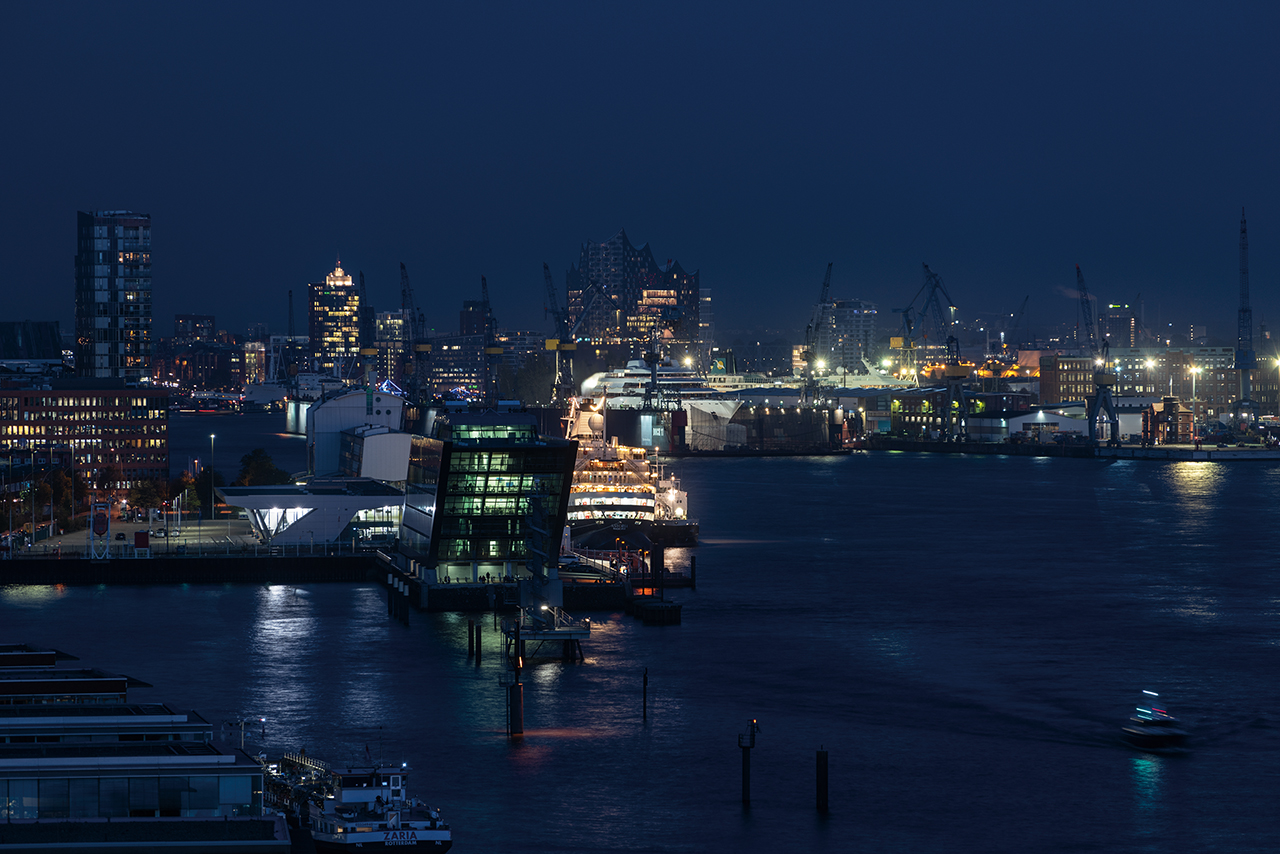 Von der Dachterrasse des Augsutinum eröffnet sich auch nachts ein spektakulärer Ausblick auf den Hamburger Hafen. Von der Dachterrasse des Augsutinum eröffnet sich auch nachts ein spektakulärer Ausblick auf den Hamburger Hafen.
