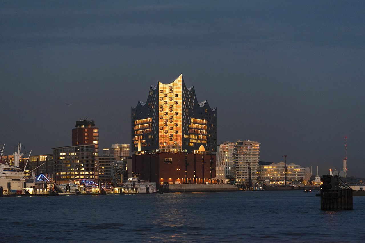 Vom Augustinum aus hat man einen hervorragenden Blick auf die Elbphilharmonie, Hamburgs neuestes Wahrzeichen. Vom Augustinum aus hat man einen hervorragenden Blick auf die Elbphilharmonie, Hamburgs neuestes Wahrzeichen.