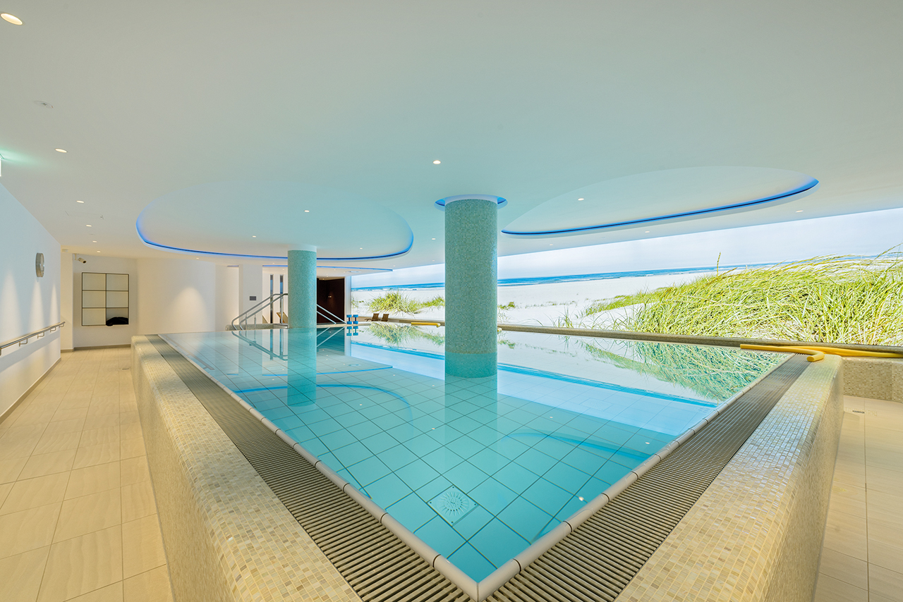 Schwimmbad, Sauna, Fitness- und Wellnessbereich finden Sie im Untergeschoss. Schwimmbad, Sauna, Fitness- und Wellnessbereich finden Sie im Untergeschoss.