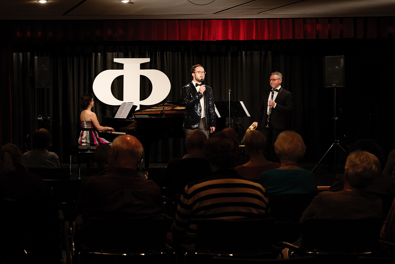 Im Theatersaal finden viele Veranstaltungen erster Güte statt, die auch Besucher aus der Nachbarschaft anziehen. Im Theatersaal finden viele Veranstaltungen erster Güte statt, die auch Besucher aus der Nachbarschaft anziehen.