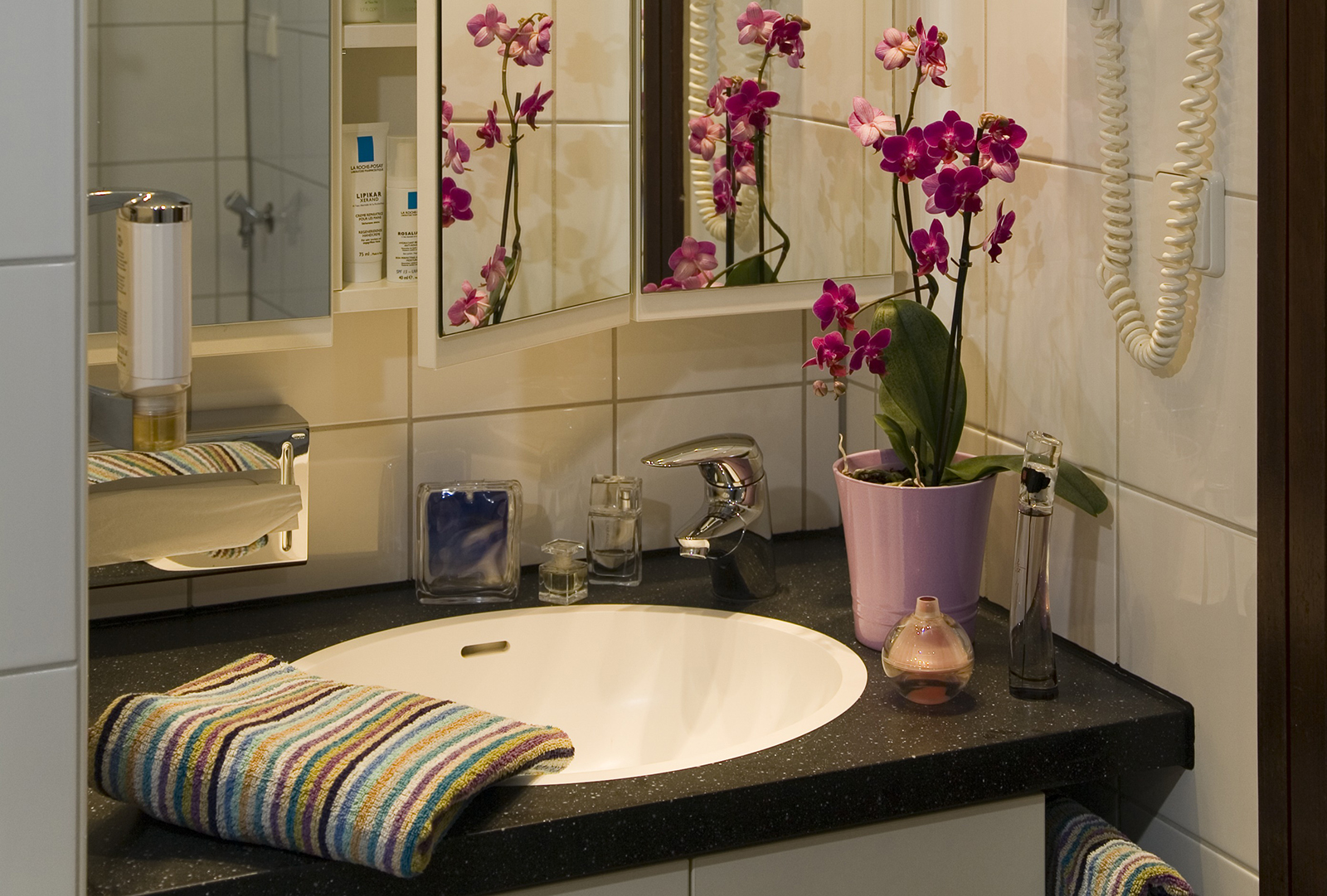 Badezimmer mit Dusche, modernen Armaturen und Spiegelschrank. Badezimmer mit Dusche, modernen Armaturen und Spiegelschrank.