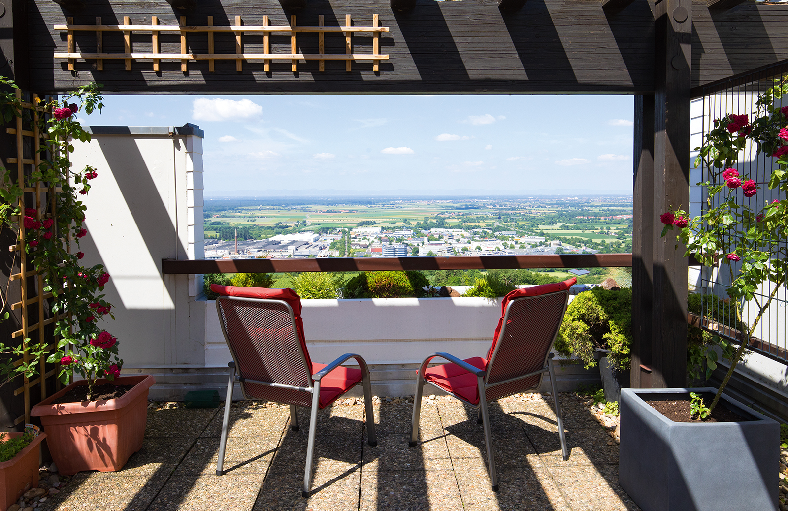 Von der Dachterrasse reicht der Ausblick weit über das Rheintal hinweg bis zum Pfälzer Wald. Von der Dachterrasse reicht der Ausblick weit über das Rheintal hinweg bis zum Pfälzer Wald.