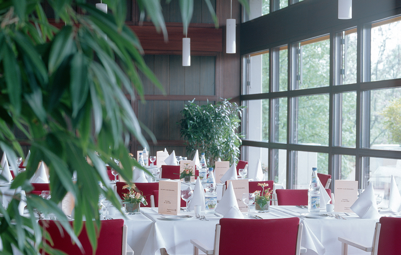 Im Restaurant werden mittags mehrere Drei-Gänge-Menüs mit vielen Wahlmöglichkeiten serviert. Im Restaurant werden mittags mehrere Drei-Gänge-Menüs mit vielen Wahlmöglichkeiten serviert.