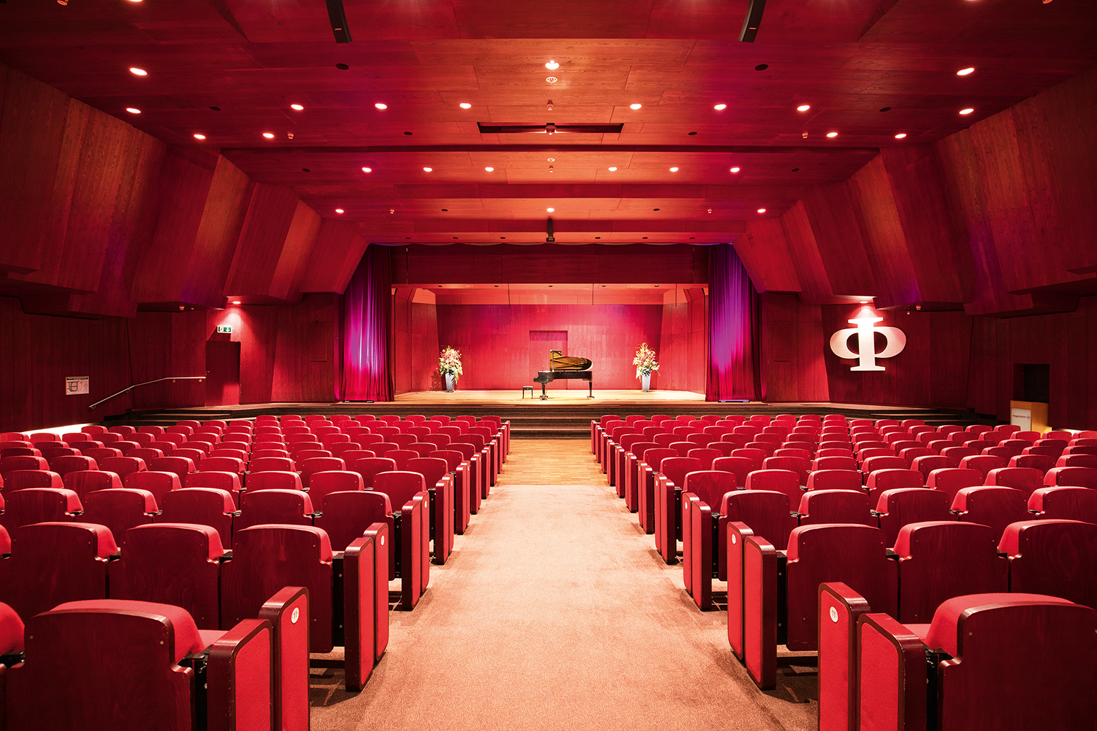 Der hauseigene Theater-, Kino- und Konzertsaal mit einer großen Bühne, Großbildleinwand und 369 Sitzplätzen ist zugleich auch ein kulturelles Zentrum des Stadtteils. Der hauseigene Theater-, Kino- und Konzertsaal mit einer großen Bühne, Großbildleinwand und 369 Sitzplätzen ist zugleich auch ein kulturelles Zentrum des Stadtteils.