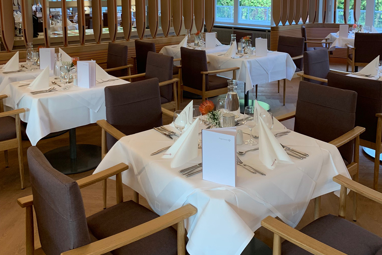 Mittags wählen Sie aus der Menükarte spontan direkt am Tisch, worauf Sie Appetit haben. Mittags wählen Sie aus der Menükarte spontan direkt am Tisch, worauf Sie Appetit haben.