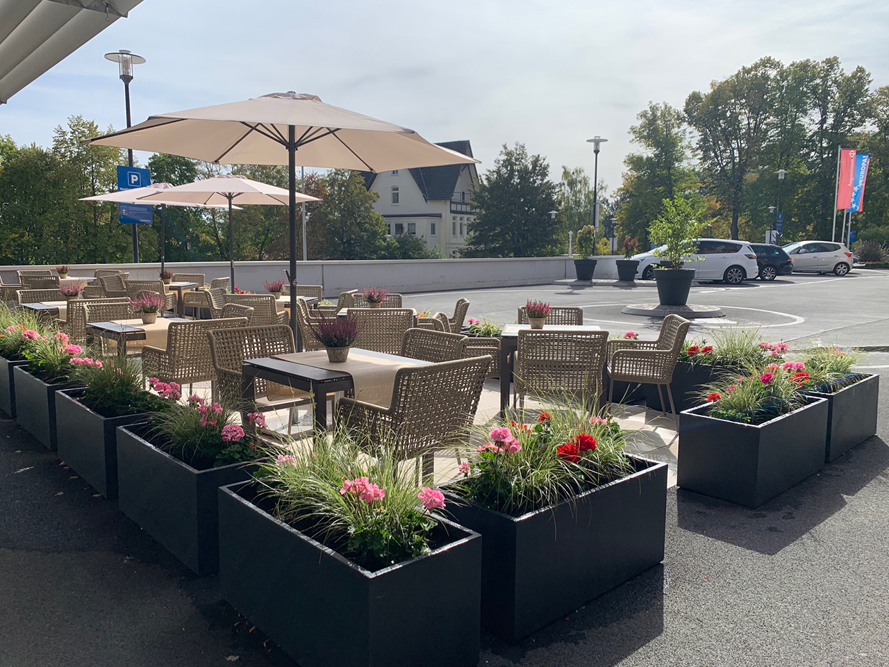 Die neue Café-Terrasse ist ideal, um sich mit Freunden oder Besuchern zu treffen. Die neue Café-Terrasse ist ideal, um sich mit Freunden oder Besuchern zu treffen.